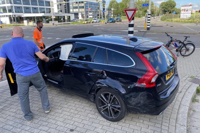 Flinke schade na aanrijding tussen auto en busje