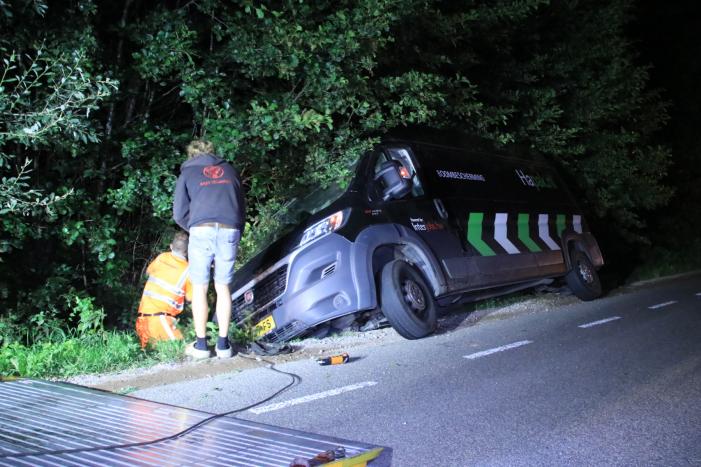 N224 bij Renswoude afgesloten wegens werkzaamheden, bestelbus in de sloot op alternatieve route