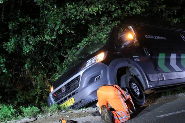N224 bij Renswoude afgesloten wegens werkzaamheden, bestelbus in de sloot op alternatieve route