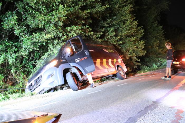 N224 bij Renswoude afgesloten wegens werkzaamheden, bestelbus in de sloot op alternatieve route