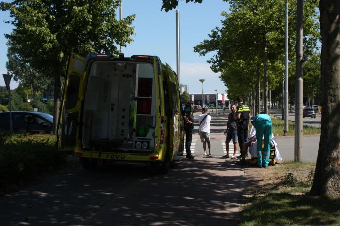 Automobiliste rijdt overstekende fietser aan