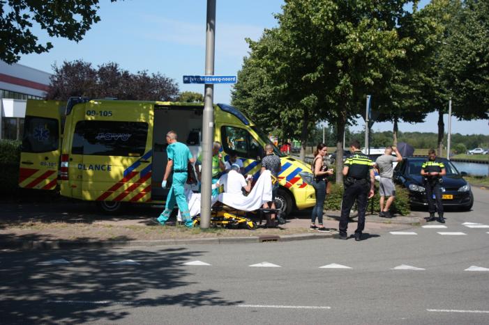 Automobiliste rijdt overstekende fietser aan