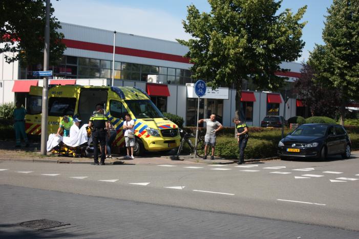 Automobiliste rijdt overstekende fietser aan