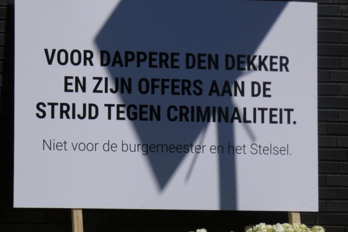 4000 witte rozen bij gemeentehuis voor dappere Arie den Dekker