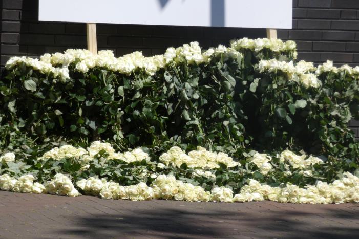 4000 witte rozen bij gemeentehuis voor dappere Arie den Dekker