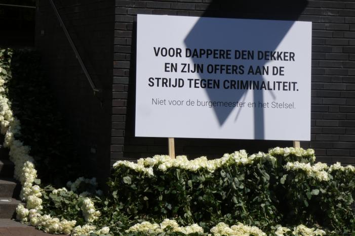 4000 witte rozen bij gemeentehuis voor dappere Arie den Dekker