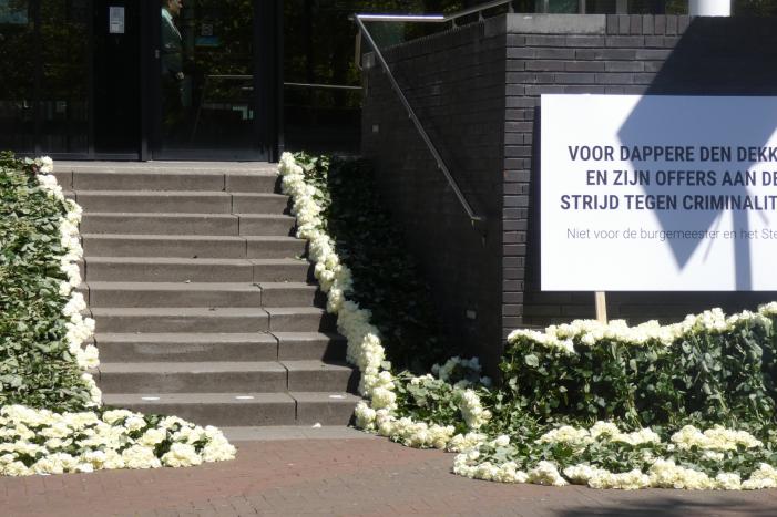 4000 witte rozen bij gemeentehuis voor dappere Arie den Dekker