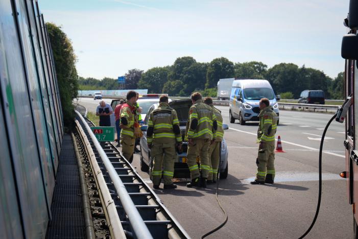 Foto-update: #Stroe Politie blust beginnende autobrand Rijksweg A1 Stroe.