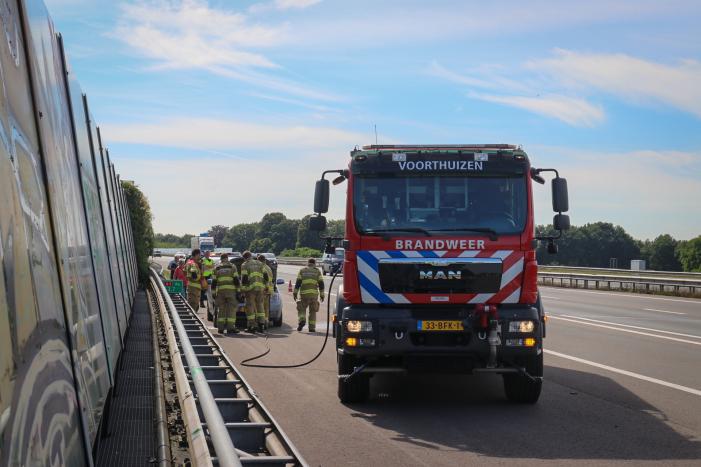 Politie blust beginnende autobrand