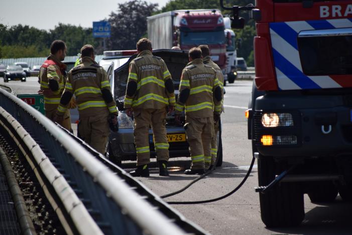 Politie blust beginnende autobrand