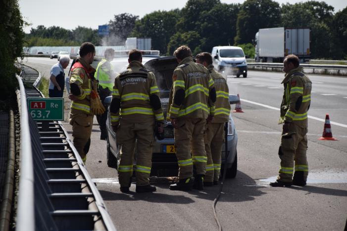 Politie blust beginnende autobrand