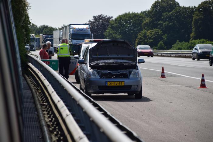 Politie blust beginnende autobrand