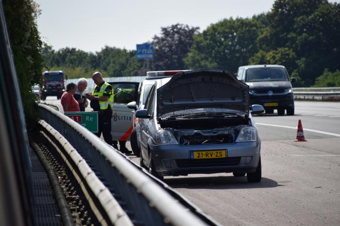 Politie blust beginnende autobrand