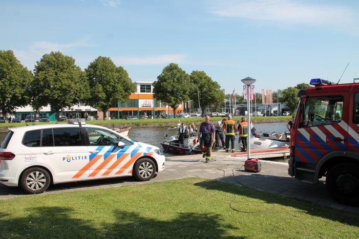 Boot in de problemen door gesprongen leiding