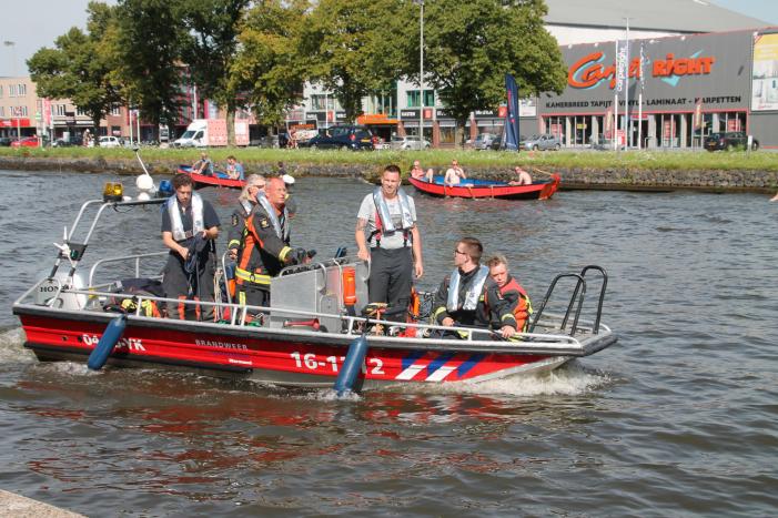 Boot in de problemen door gesprongen leiding