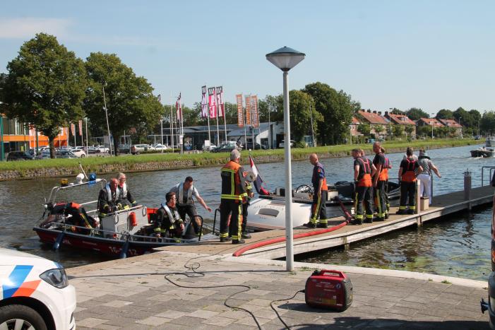 Boot in de problemen door gesprongen leiding