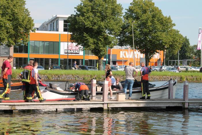 Boot in de problemen door gesprongen leiding