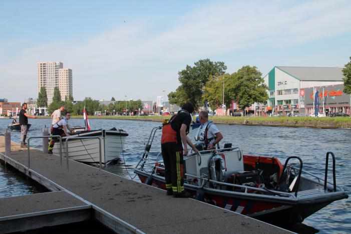 Boot in de problemen door gesprongen leiding