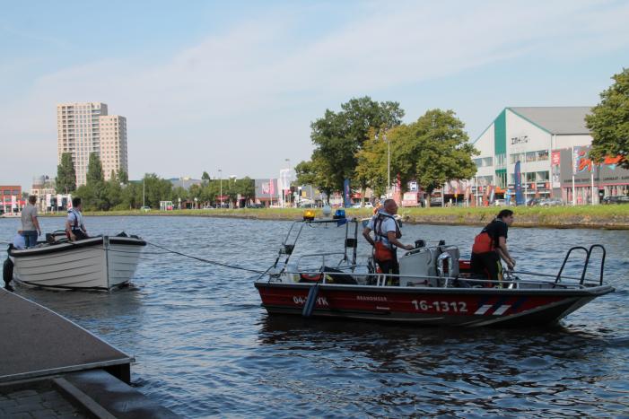 Boot in de problemen door gesprongen leiding