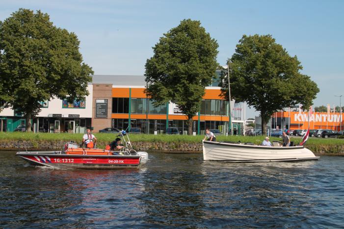 Boot in de problemen door gesprongen leiding