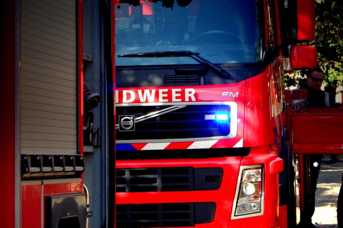 Explosie en grote uitslaande brand bij flatgebouw