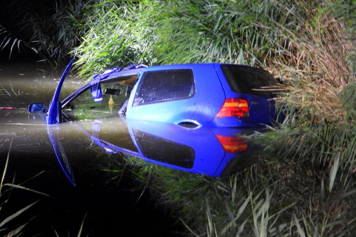 Auto met vluchtende inbrekers belandt in sloot