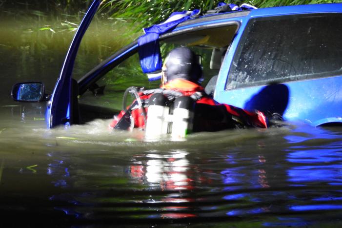 Auto met vluchtende inbrekers belandt in sloot