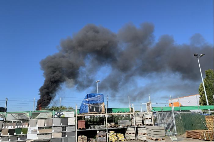 Zwarte rookwolken bij grote brand autosloperij