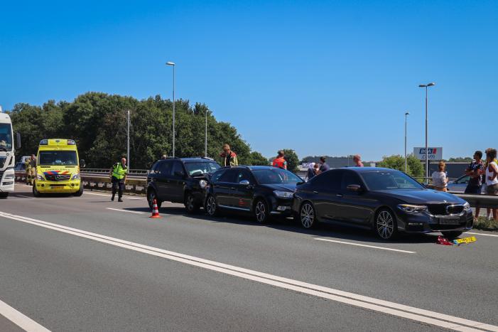 Meerdere voertuigen betrokken bij kop-staartbotsing op snelweg