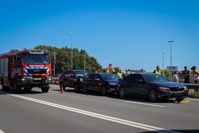 Meerdere voertuigen betrokken bij kop-staartbotsing op snelweg