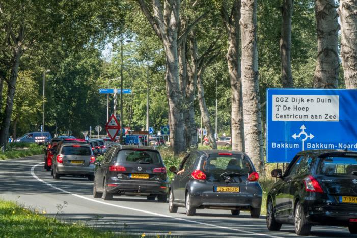 Lange files richting strand