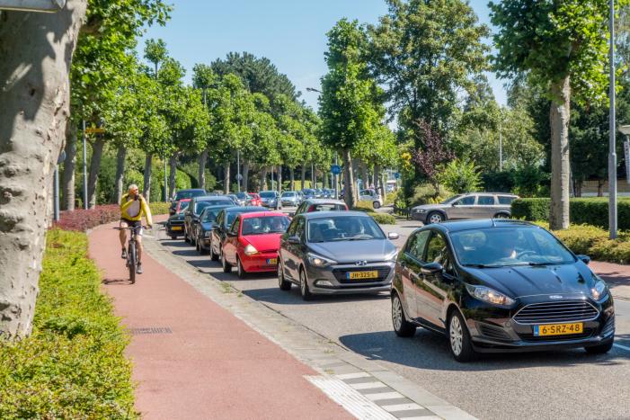 Lange files richting strand