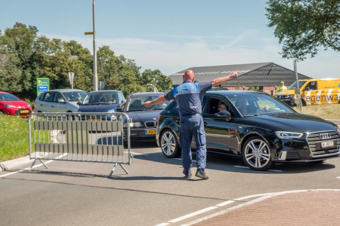 Lange files richting strand
