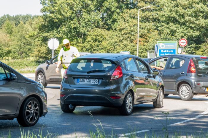 Lange files richting strand