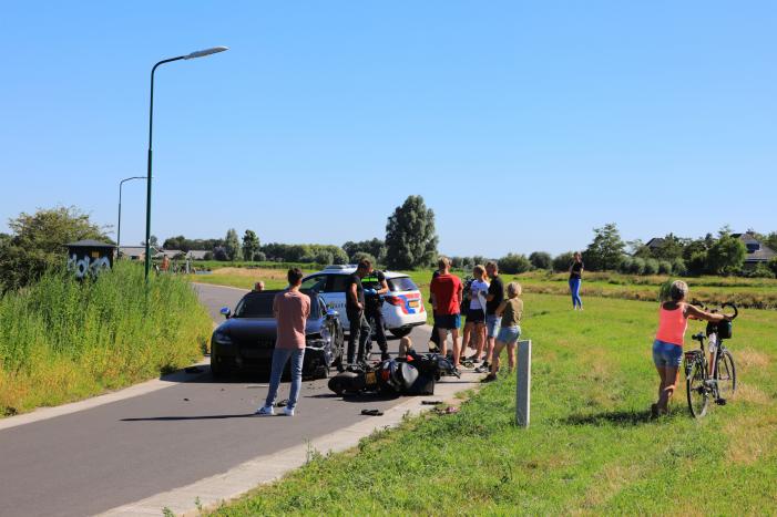 Auto en brommer botsen frontaal