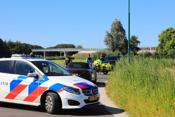 Auto en brommer botsen frontaal