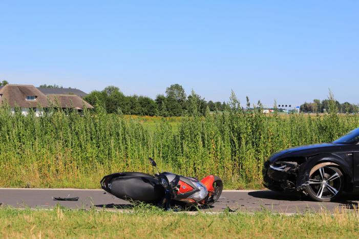 Auto en brommer botsen frontaal