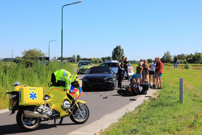 Auto en brommer botsen frontaal