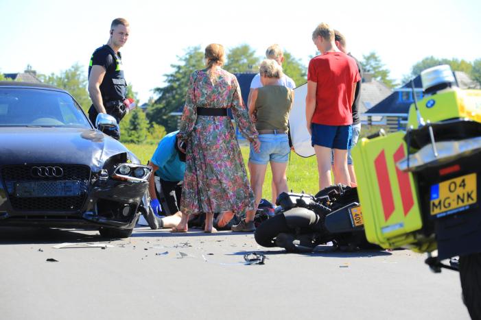 Auto en brommer botsen frontaal