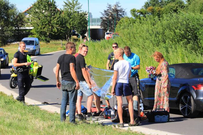 Auto en brommer botsen frontaal