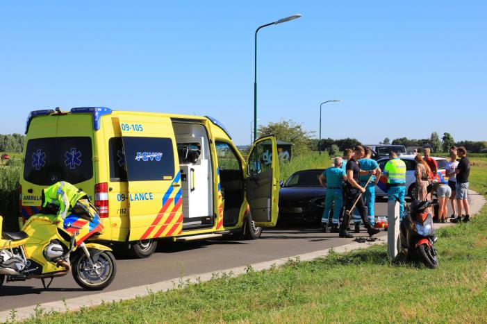 Auto en brommer botsen frontaal