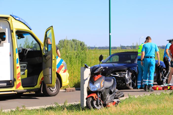 Auto en brommer botsen frontaal