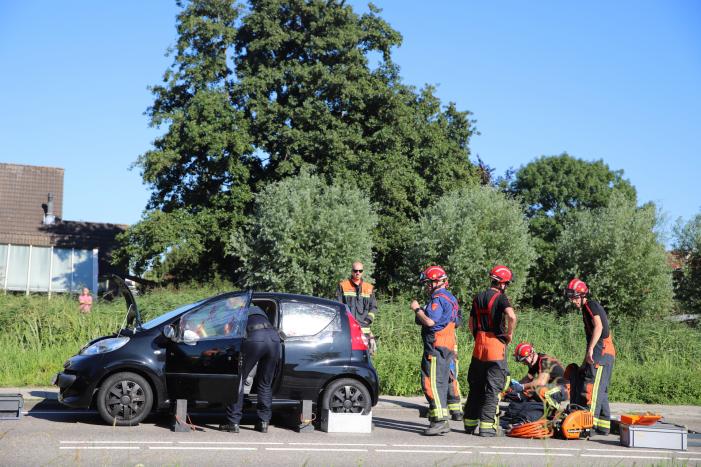 Bestuurder raakt bekneld na verkeersongeval