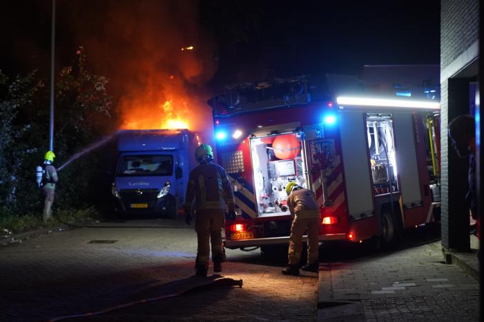 Twee bestelbussen in brand
