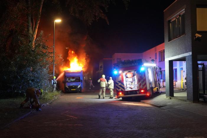 Twee bestelbussen in brand