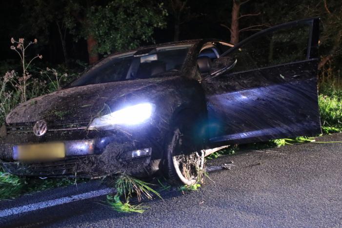 Auto belandt in de sloot na stuurcorrectie