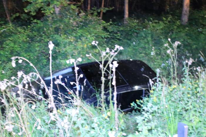 Auto belandt in de sloot na stuurcorrectie