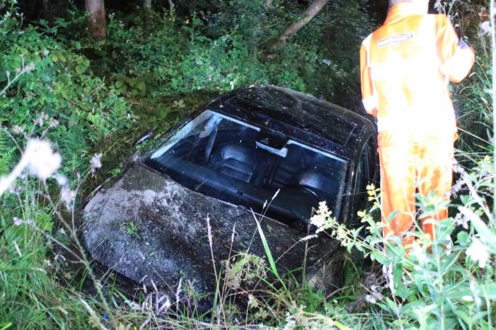 Auto belandt in de sloot na stuurcorrectie