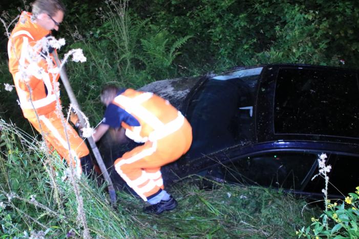 Auto belandt in de sloot na stuurcorrectie