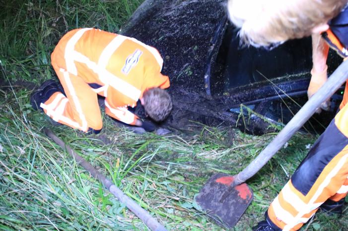 Auto belandt in de sloot na stuurcorrectie